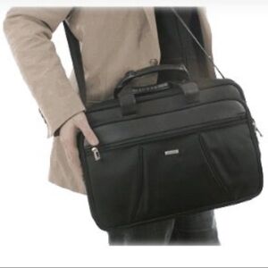 Like new men’s SOLO New York Ballistic nylon computer case!!